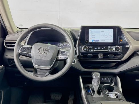 Used 2023 Toyota Highlander XLE AWD/4WD image 11