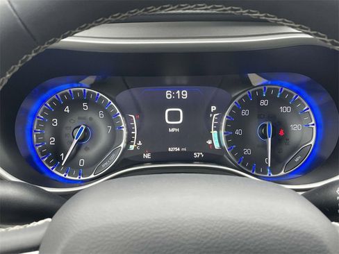 Used 2023 Chrysler Pacifica Touring-L image 23