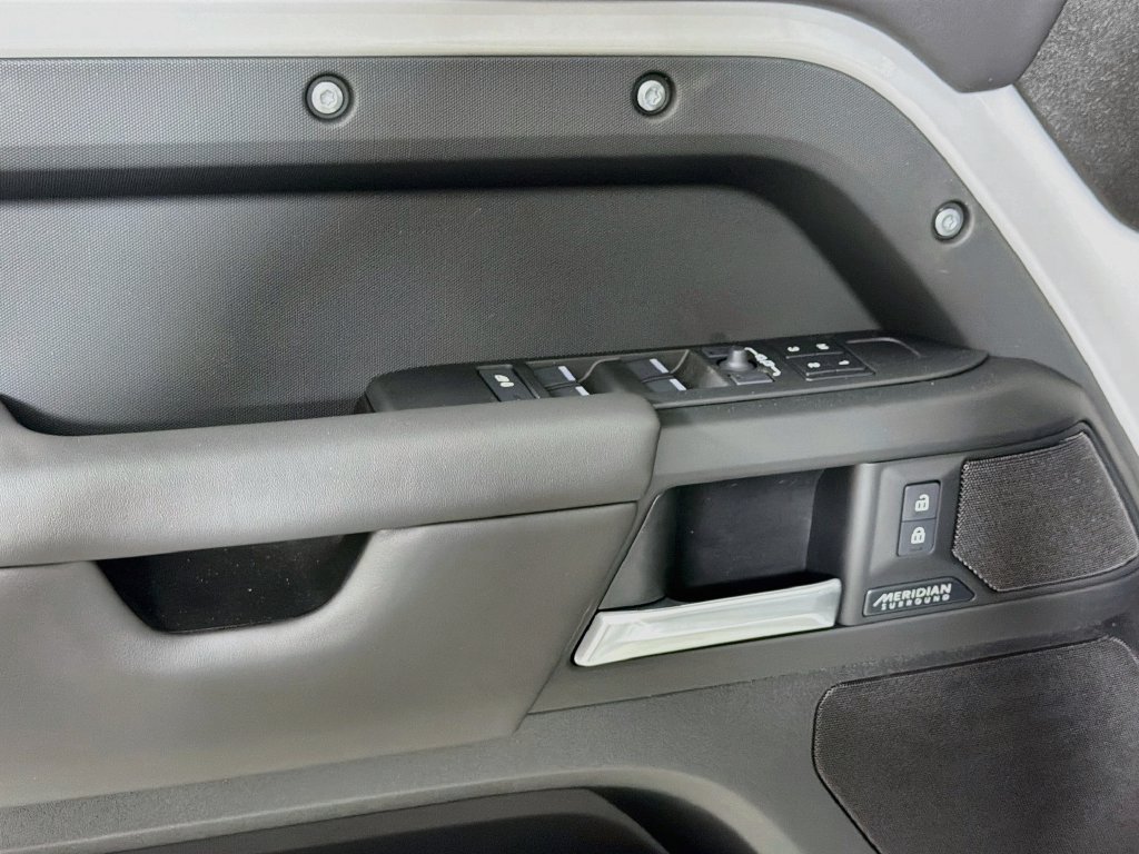 New 2026 Land Rover Defender 110 X-Dynamic SE AWD/4WD image 18
