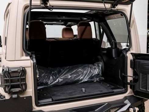 Used 2025 Jeep Wrangler Unlimited Rubicon w/ Technology Group image 48