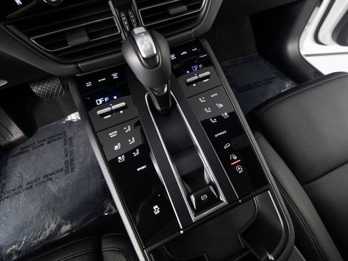 Certified 2026 Porsche Macan AWD/4WD image 29