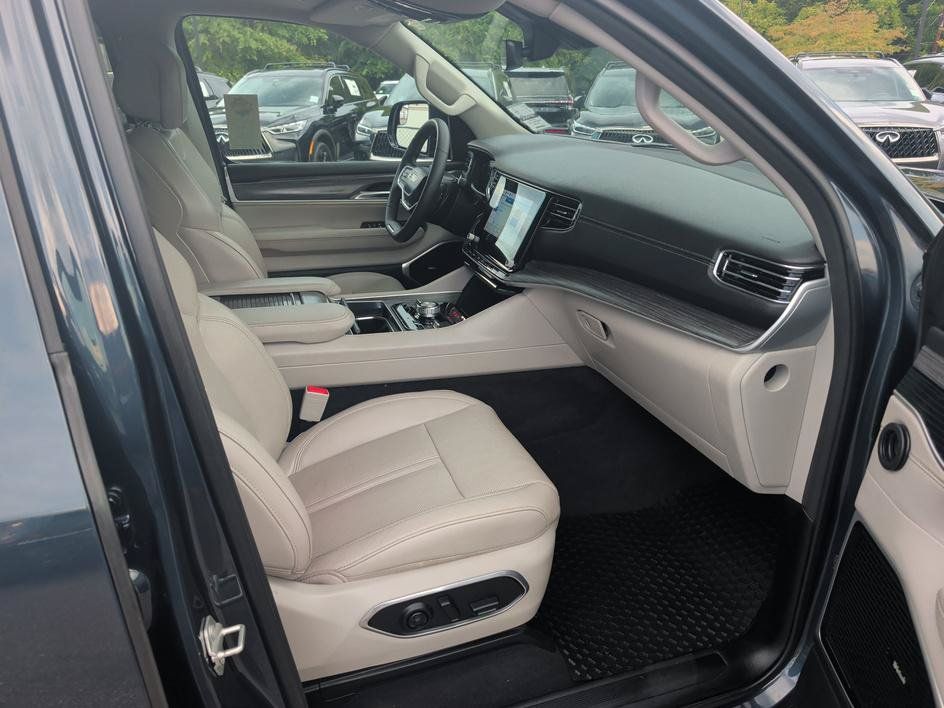 Used 2023 Jeep Wagoneer Series III w/ Premium Group I AWD/4WD image 12