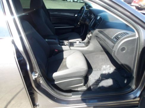 Used 2019 Chrysler 300 Touring w/ Sport Appearance Package RWD image 10