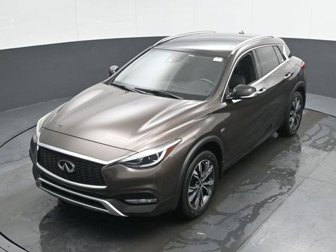 Used 2017 INFINITI QX30 Premium w/ Technology Package image 40