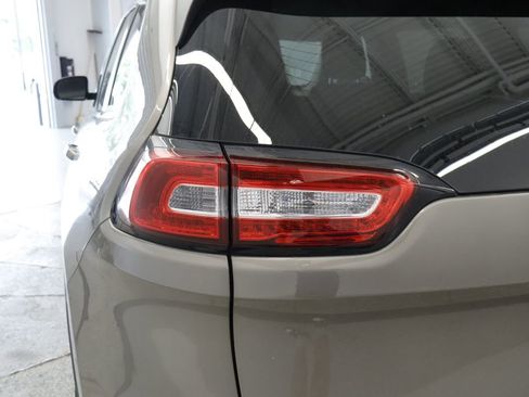 Used 2016 Jeep Cherokee Latitude w/ Cold Weather Group FWD image 22