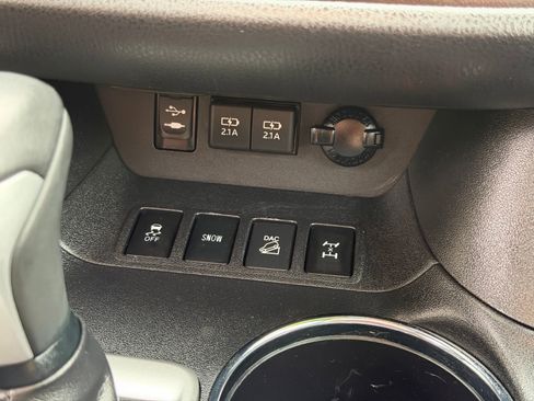 Used 2019 Toyota Highlander XLE AWD/4WD image 28