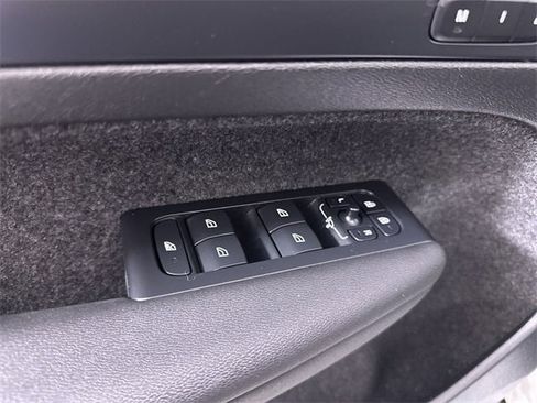 Used 2023 Volvo XC40 B5 Core image 24