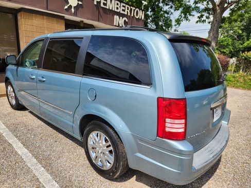 Used 2009 Chrysler Town & Country Touring FWD image 2