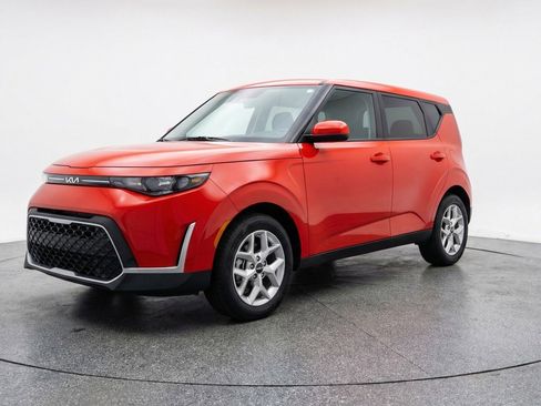 Used 2025 Kia Soul LX w/ LX Technology Package image 3