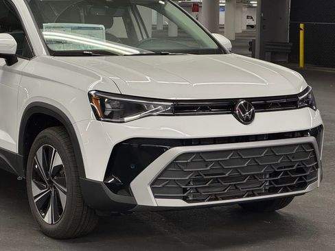 New 2025 Volkswagen Taos SE image 42