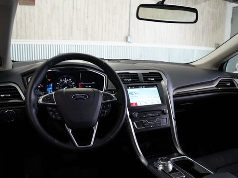 Used 2017 Ford Fusion SE w/ Fusion SE Technology Package image 29