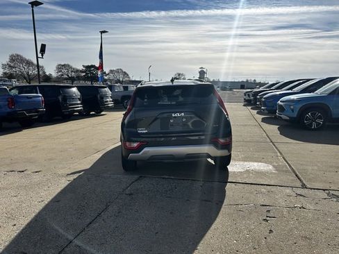 Used 2023 Kia Niro EX image 4