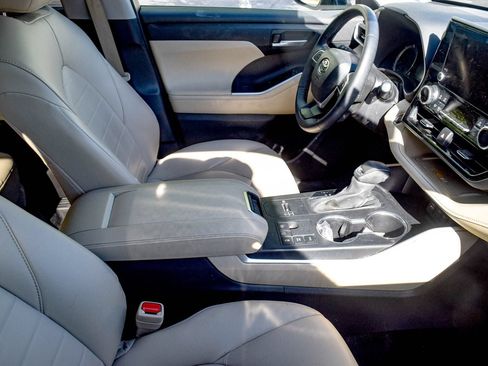 Used 2024 Toyota Highlander XLE AWD/4WD image 8
