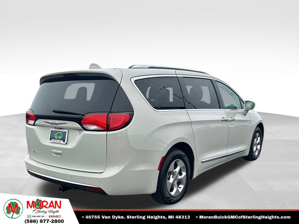 Used 2017 Chrysler Pacifica Touring-L Plus FWD image 4