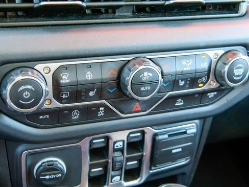 Used 2025 Jeep Wrangler Unlimited Sahara AWD/4WD image 14