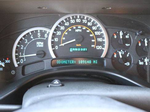 Used 2005 HUMMER H2 w/ Preferred Equipment Group image 25