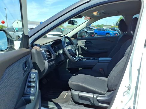 Used 2023 Nissan Rogue S AWD/4WD image 10