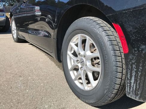 Used 2024 Chrysler Pacifica Touring-L image 11