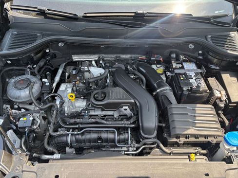 Used 2025 Volkswagen Taos SE image 33