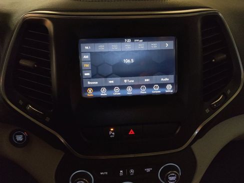 Used 2020 Jeep Cherokee Latitude Plus w/ Comfort/Convenience Group FWD image 25