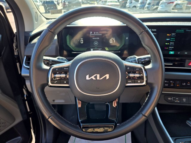 Used 2025 Kia Carnival FWD image 32