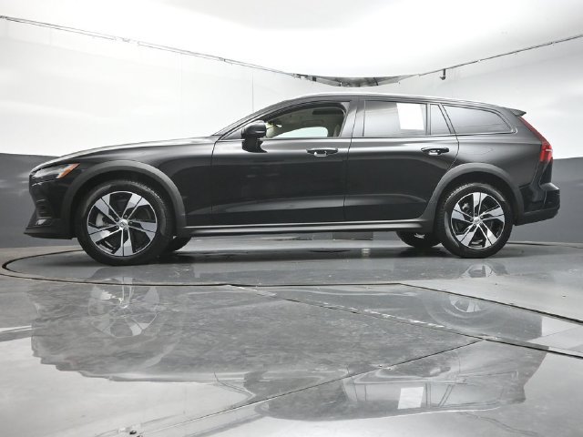 Used 2025 Volvo V60 B5 Cross Country Plus AWD/4WD image 37