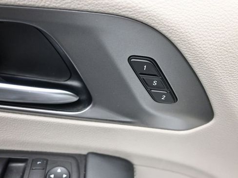 Used 2023 Chrysler Pacifica Touring-L FWD image 16