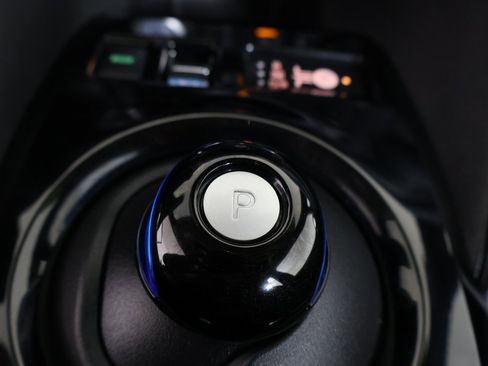 Used 2021 Nissan Leaf SV w/ SV Technology Package image 3