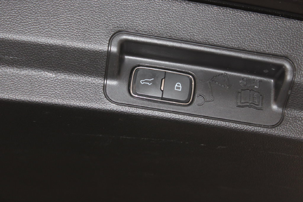 Used 2023 Ford Explorer XLT AWD/4WD image 16