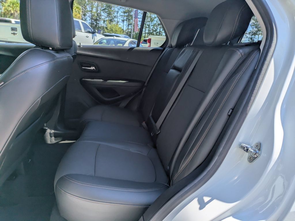 Used 2022 Chevrolet Trax LT w/ LT Convenience Package AWD/4WD image 15