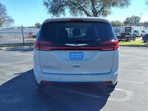 Used 2021 Chrysler Pacifica Touring-L image 8