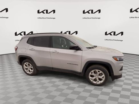 Used 2024 Jeep Compass Latitude AWD/4WD image 3