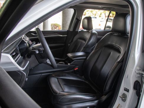 Used 2023 Jeep Grand Cherokee Limited image 10