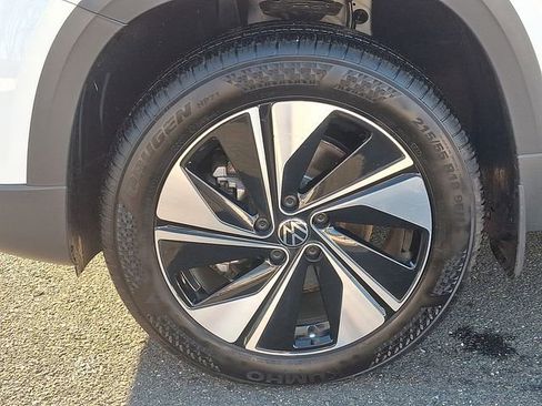 Certified 2025 Volkswagen Taos SE w/ Panoramic Sunroof Package image 28