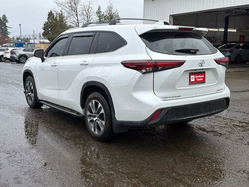 Used 2024 Toyota Highlander XLE image 3