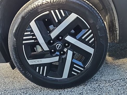 Used 2025 Nissan Kicks SV image 9