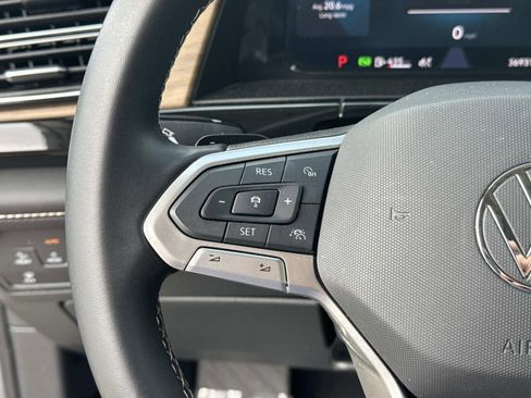 Used 2025 Volkswagen Atlas SE image 23