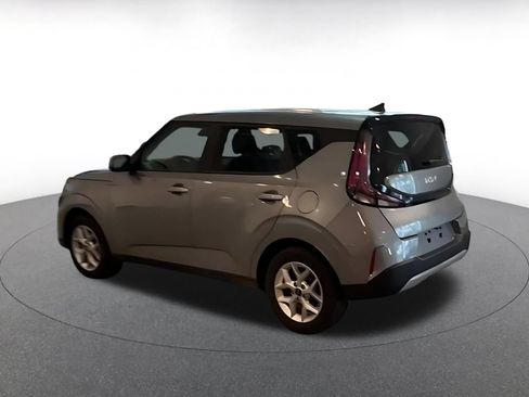 Used 2025 Kia Soul LX w/ LX Technology Package FWD image 9