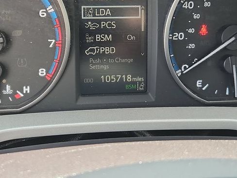 Used 2018 Toyota RAV4 XLE AWD/4WD image 15