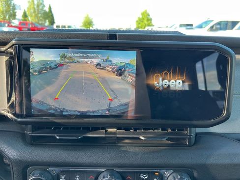 Used 2024 Jeep Wrangler Unlimited AWD/4WD image 15