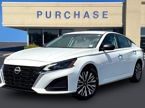 Used 2025 Nissan Altima 2.5 SV FWD image 3