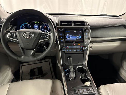 Used 2016 Toyota Camry XLE w/ Moonroof Package FWD image 4
