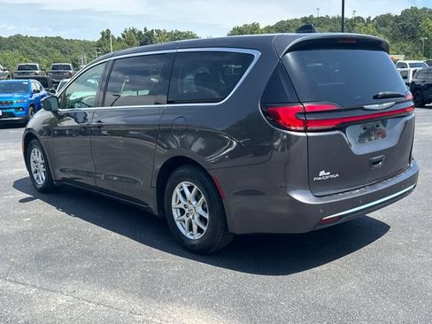 Used 2023 Chrysler Pacifica Touring-L FWD image 5