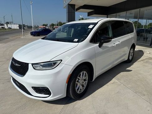 Used 2024 Chrysler Pacifica Touring-L FWD image 3