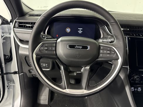 New 2025 Jeep Grand Cherokee Altitude image 13