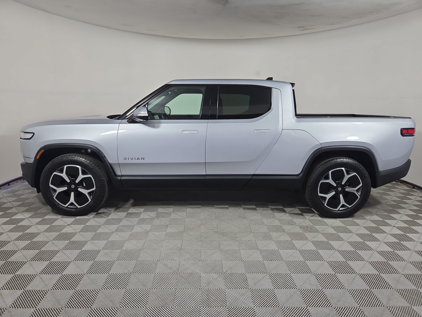 Used 2024 Rivian R1T Adventure Dual AWD/4WD image 2