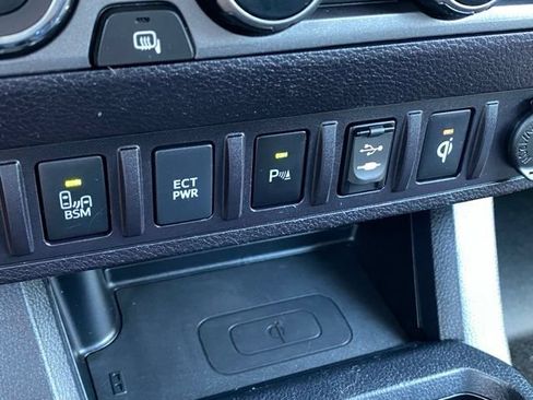 Used 2017 Toyota Tacoma TRD Off-Road AWD/4WD image 19