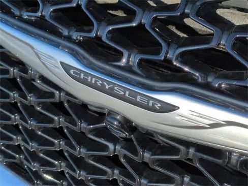 Used 2022 Chrysler Pacifica Touring-L image 12