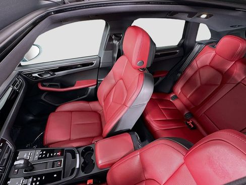 Used 2025 Porsche Macan image 14