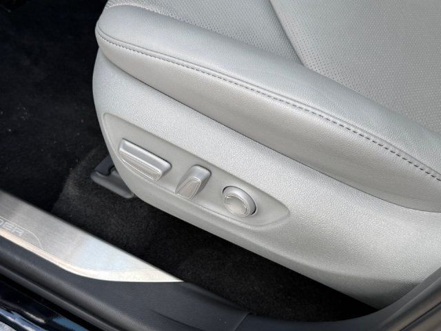 Used 2026 Toyota Highlander Limited AWD/4WD image 15